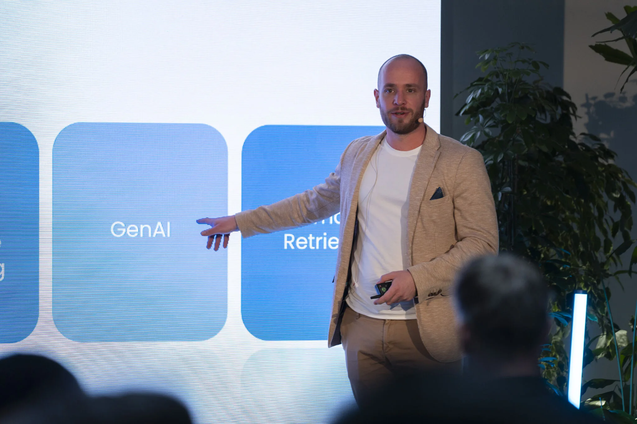 1732283904078 AI Spreker zakelijke lezing
