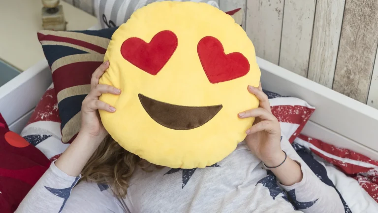 Emoticons op kinderfoto’s worden makkelijk weggehaald door AI. Dit kun je doen om misbruik tegen te gaan